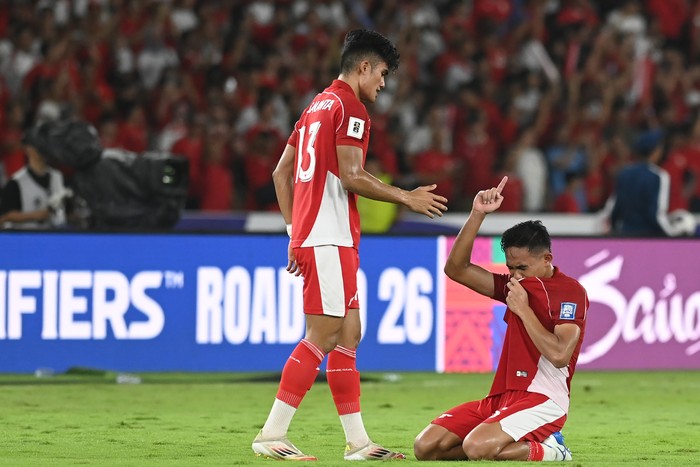 Pesepak bola Timnas Indonesia Rizky Ridho (kanan) dan Ramadhan Sananta melakukan selebrasi seusai timnya mengalahkan Timnas Bahrain dalam pertandingan Grup C putaran ketiga Kualifikasi Piala Dunia 2026 zona Asia di Stadion Utama Gelora Bung Karno, Senayan, Jakarta, Selasa (25/3/2025). Indonesia menang dengan skor 1-0. ANTARA FOTO/Muhammad Adimaja/sgd/Spt.