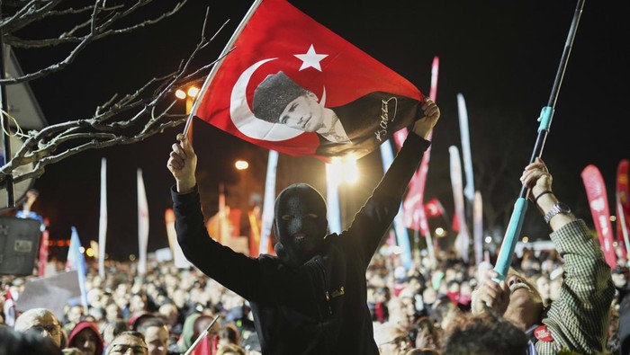 Protesters gather in front riot police during a protest after Istanbul's Mayor Ekrem Imamoglu was arrested and sent to prison, in Istanbul, Turkey, Tuesday, March 25, 2025. (AP Photo/Khalil Hamra)