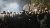 Penggerebekan polisi ini terjadi beberapa jam setelah Universitas Istanbul mencabut gelar sarjananya, di tengah klaim bahwa gelar tersebut palsu.  
