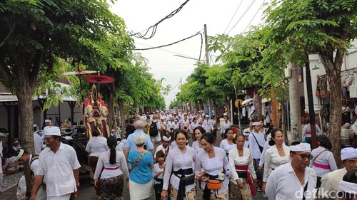 Umat Hindu mengikuti prosesi melasti di Pura Luhur Tanah Lot, Desa Beraban, Kecamatan Kediri, Tabanan, Bali, pada Rabu (26/3/2025). (Foto: Ahmad Firizqi Irwan/detikBali)