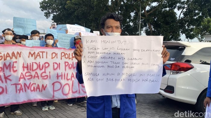 Unjuk rasa mahasiswa di depan Mapolres Sukabumi.