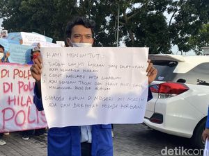 Mapolres Sukabumi Dilempar Koin oleh Demonstran