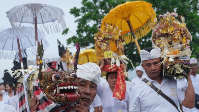 Upacara Melasti jelang Nyepi di Tanah Lot Bali Umat Hindu membawa benda sakral saat upacara Melasti di Tanah Lot, Tabanan, Bali, Rabu (26/3/2025). Upacara yang serentak dilaksanakan umat Hindu se-Bali tersebut untuk menyucikan diri dari segala perbuatan buruk, membersihkan alam dari energi negatif, dan memohon kepada Tuhan untuk diberikan keselamatan serta kesejahteraan dalam menyambut Hari Raya Nyepi Tahun Baru Saka 1947 pada Sabtu (29/3/2025). ANTARA FOTO/Nyoman Hendra Wibowo/rwa.