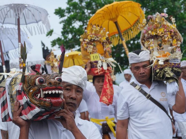Upacara Melasti Jelang Nyepi di Tanah Lot Bali