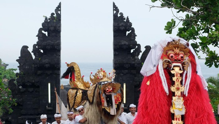 Upacara Melasti jelang Nyepi di Tanah Lot Bali Umat Hindu membawa benda sakral saat upacara Melasti di Tanah Lot, Tabanan, Bali, Rabu (26/3/2025). Upacara yang serentak dilaksanakan umat Hindu se-Bali tersebut untuk menyucikan diri dari segala perbuatan buruk, membersihkan alam dari energi negatif, dan memohon kepada Tuhan untuk diberikan keselamatan serta kesejahteraan dalam menyambut Hari Raya Nyepi Tahun Baru Saka 1947 pada Sabtu (29/3/2025). ANTARA FOTO/Nyoman Hendra Wibowo/rwa.