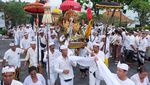 Upacara Melasti Jelang Nyepi di Tanah Lot Bali