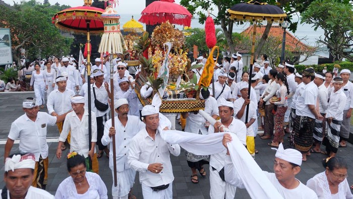 Umat Hindu membawa benda sakral saat upacara Melasti di Tanah Lot, Tabanan, Bali, Rabu (26/3/2025). Upacara yang serentak dilaksanakan umat Hindu se-Bali tersebut untuk menyucikan diri dari segala perbuatan buruk, membersihkan alam dari energi negatif, dan memohon kepada Tuhan untuk diberikan keselamatan serta kesejahteraan dalam menyambut Hari Raya Nyepi Tahun Baru Saka 1947 pada Sabtu (29/3/2025). ANTARA FOTO/Nyoman Hendra Wibowo/rwa.