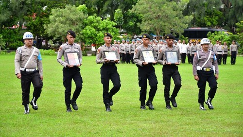 Upacara PTDH terhadap empat polisi di Mapolda NTT, Rabu (26/3/2025). (Dok. Polda NTT).