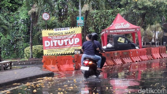 Video bernarasi Jl Saleh Danasasmita arah Stasiun Batutulis Kota Bogor yang sempat amblas bisa dilewati kendaraan beredar di medisos. Kabar itu dipastikan hoax. (M Sholihin/detikcom)