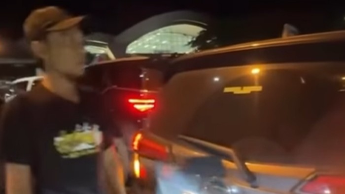 Viral driver di Bandara Sultan Hasanuddin Makassar mengintimidasi pemobil yang menjemput keluarga.