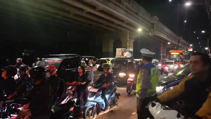 Volume kendaraan melintas di Jalan Raya Kalimalang, Duren Sawit, Jaktim mulai meningkat. Pada H-6 Lebaran 2025, tercatat ada peningkatan kendaraan sekitar 15%. (ANTARA/Siti Nurhaliza)