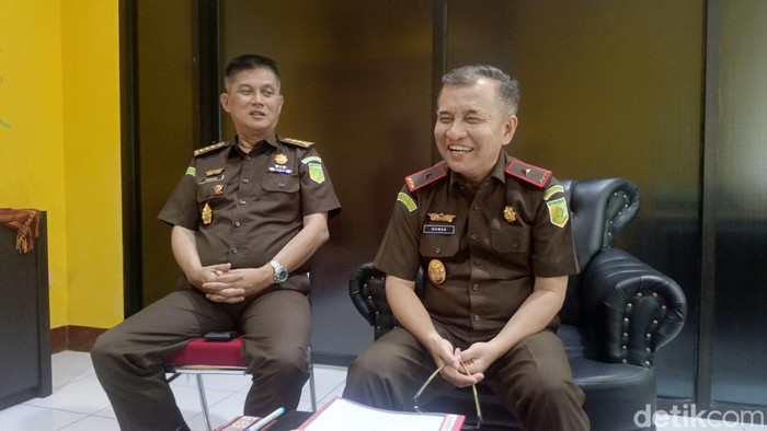 Wakajati NTT Ikhwan Nul Hakim saat didampingi Asisten Bidang Tindak Pidana Umum Mohammad Ridosan. (Foto: Simon Selly/detikBali)