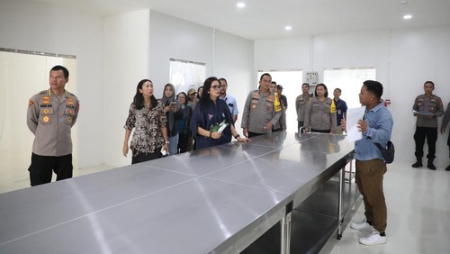 Wakapolda Bali Brigjen Komang Sandi Arsana dan Ketua Bhayangkari Didit Daniel Adityajaya saat mengecek dapur umum yang menyediakan menu Makan Bergizi Gratis di Denpasar, Rabu (26/3/2025). (Foto: Dok. Polda Bali)