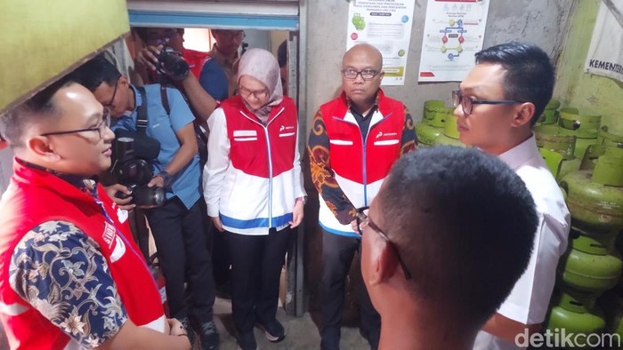 Wakil Menteri BUMN Kartika Wirjoatmodjo saat meninjau salah satu pangkalan gas di Jalan Emong, Kecamatan Lengkong, Kota Bandung, Rabu (26/3/2025).