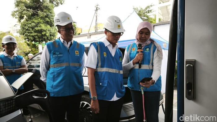 Wamen BUMN Aminuddin Maruf saat meninjau SPKLU PLN di Bandung