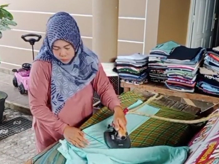 Wanita ini membuka peluang bisnis unik dengan membuka jasa setrika keliling dari rumah ke rumah. Wanita ini membuka peluang bisnis unik dengan membuka jasa setrika keliling dari rumah ke rumah. Postingan tersebut langsung viral di media sosial