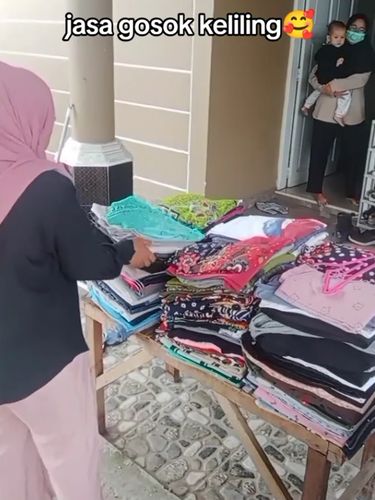 Wanita ini membuka peluang bisnis unik dengan membuka jasa setrika keliling dari rumah ke rumah. Postingan tersebut langsung viral di media sosial