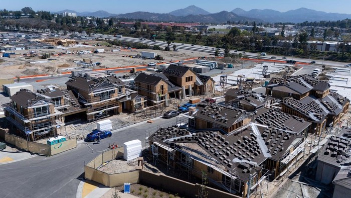 A drone view shows new single family home construction in San Diego, California, U.S., March 25, 2025.  REUTERS/Mike Blake

Pemandangan drone menunjukkan pembangunan rumah di San Diego, California, Amerika Serikat, Selasa (25/3/2025).