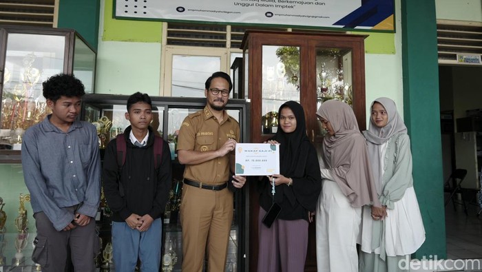 Wawalkot Cilegon Fajar Hadi wakafkan gajinya untuk pendidikan.