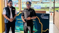 Wakil Gubernur Kalimantan Utara, Ingkong Ala (kanan), didampingi Kepala Bandar Udara Tanjung Selor, Hengky (kiri), menyambut penerbangan Wings Air di Bandar Udara Tanjung Harapan, Tanjung Selor. Pemerintah Provinsi Kalimantan Utara dan Pemerintah Kabupaten Bulungan mendukung optimalisasi penerbangan dengan mendorong penggunaan transportasi udara untuk perjalanan dinas, bisnis, dan wisata melalui surat edaran resmi. Foto: Wings Air