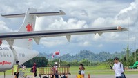 Penumpang diangkut dengan pesawat terbang ATR 72 dengan akses masuk dan keluar melalui pintu belakang di sisi kiri pesawat. Pesawat ini dirancang untuk melayani rute jarak pendek dan menengah, menghubungkan daerah setingkat kecamatan atau kabupaten dengan kota-kota besar, sehingga perjalanan menjadi lebih efisien dan terjangkau. Foto: Wings Air