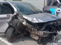 Sopir Diduga Ngantuk, Xenia Terbalik Usai Hantam Pohon di Jalan Jogja-Solo