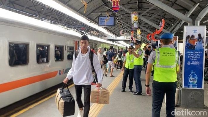 Tiket Kereta untuk Libur Nataru di Daop 8 Surabaya Mulai Diserbu