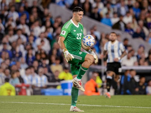 BUENOS AIRES, ARGENTINA - MARCH 25: Goalkeeper Emiliano Martínez of Argentina controls the ball during the FIFA World Cup 2026 Qualifier match between Argentina and Brazil at Estádio Monumental Antonio Vespucio Liberti on March 25, 2025 in Buenos Aires, Argentina. (Photo by Ignácio Amiconi/Eurasia Sport Images/Getty Images)