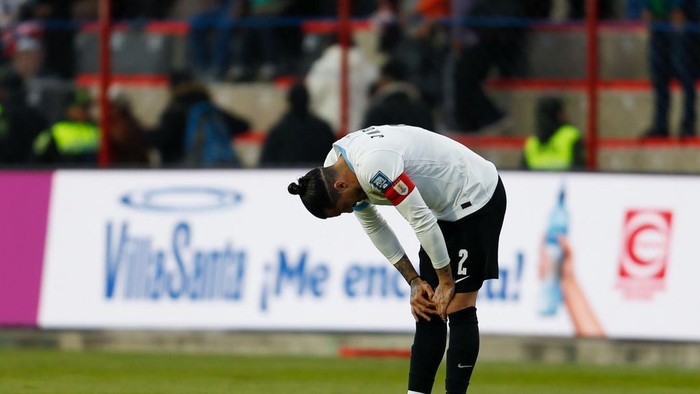 EL ALTO, BOLIVIA - MARCH 25: José María Giménez of Uruguay reacts after the South of American FIFA World Cup 2026 Qualifier between Bolivia and Uruguay at Estadio Municipal de El Alto on March 25, 2025 in El Alto, Bolivia.  (Photo by Gaston Brito Miserocchi/Getty Images)
