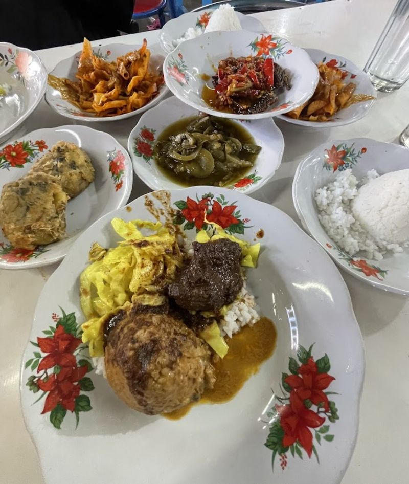 5 Rumah Makan Populer di Padang, Menunya Ayam Bakar hingga Gulai Ikan Karang