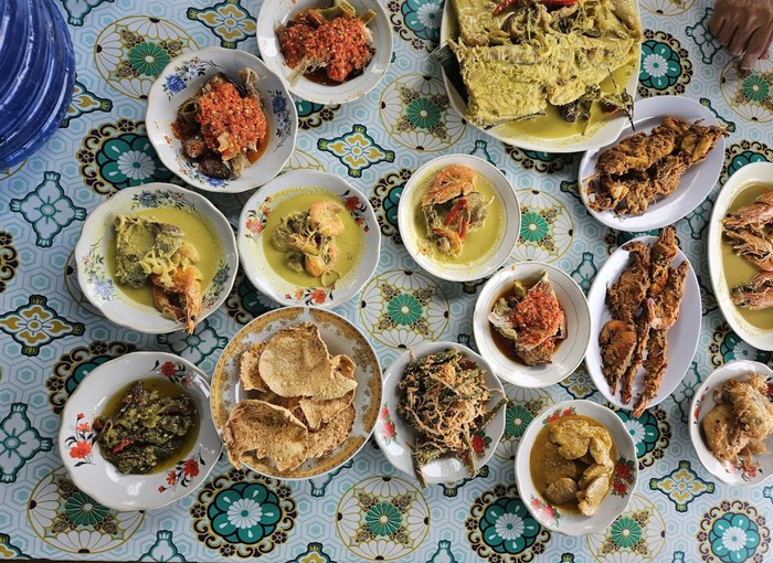 5 Rumah Makan Populer di Padang, Menunya Ayam Bakar hingga Gulai Ikan Karang