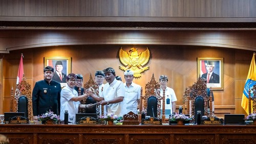 Bupati Badung Adi Arnawa (dua dari kiri) menyampaikan LKPJ di sidang paripurna DPRD, Puspem Badung, Kamis (27/3/2025).