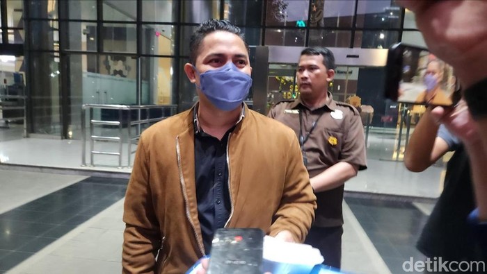 Adik pengacara Febri Diansyah, Fathroni Diansyah (FD), selesai diperiksa KPK.