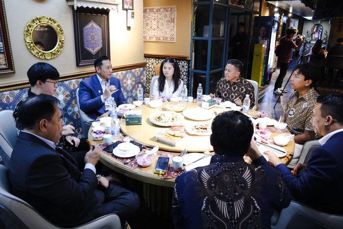 AHY saat berbuka puasa bersama Perhimpunan Pelajar Indonesia Tiongkok (PPI Tiongkok) di Hainan, Tiongkok, Selasa (25/3/2025).