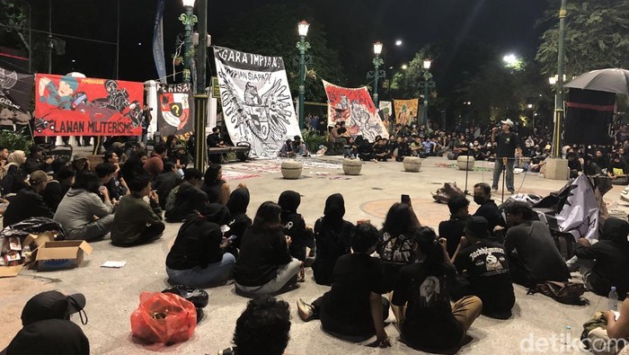 Massa aksi membacakan pernyataan sikap sebelum membubarkan diri, Kamis (27/3/2025).
