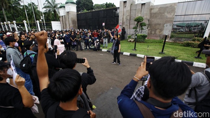 Para pengunjuk rasa dari Koalisi Masyarakat Sipil menolak UU TNI saat beraksi di depan gedung DPR RI, Jakarta, Kamis (27/3/2025). UU TNI yang disahkan oleh DPR pada pekan lalu menimbulkan pro dan kontra di masyarakat, salah satunya terkait posisi TNI aktif yang diperbolehkan menjabat di jabatan sipil tanpa harus mengundurkan diri. Aksi berlangsung meski anggota DPR sedang reses.