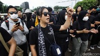 Massa aksi ini turut membacakan puisi-puisi perjuangan secara emosional. Mereka juga sempat menyampaikan orasi-orasi yang terus membakar semangat massa aksi.