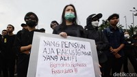 Mereka menolak tegas pengesahan RUU Nomor 34 Tahun 2004 tentang TNI.