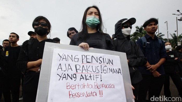 Aksi Massa Menolak UU TNI di Depan DPR Para pengunjuk rasa dari Koalisi Masyarakat Sipil menolak UU TNI saat beraksi di depan gedung DPR RI, Jakarta, Kamis (27/3/2025). UU TNI yang disahkan oleh DPR pada pekan lalu menimbulkan pro dan kontra di masyarakat, salah satunya terkait posisi TNI aktif yang diperbolehkan menjabat di jabatan sipil tanpa harus mengundurkan diri. Aksi berlangsung meski anggota DPR sedang reses.