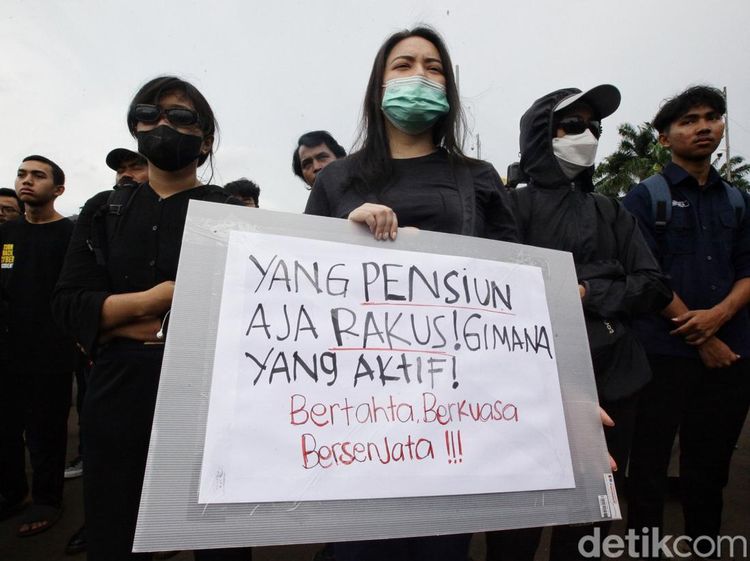 Aksi Massa Menolak UU TNI di Depan DPR