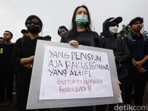 Aksi Massa Menolak UU TNI di Depan DPR