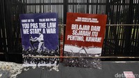 Pesan-pesam penolakan disampaikan pendemo lewat spanduk maupun selebaran.