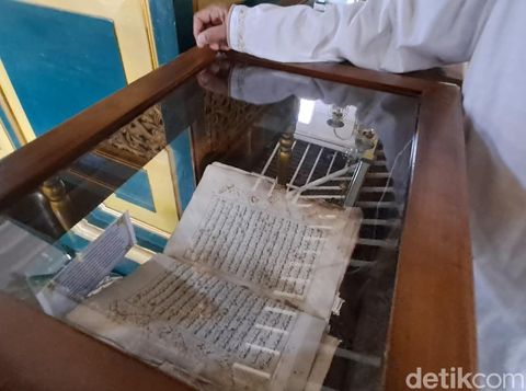 Al-Qur'an tulisan tangan yang berusia lebih dari tiga abad. Merupakan peninggalan dari Habib Abdurrahman Assegaf.