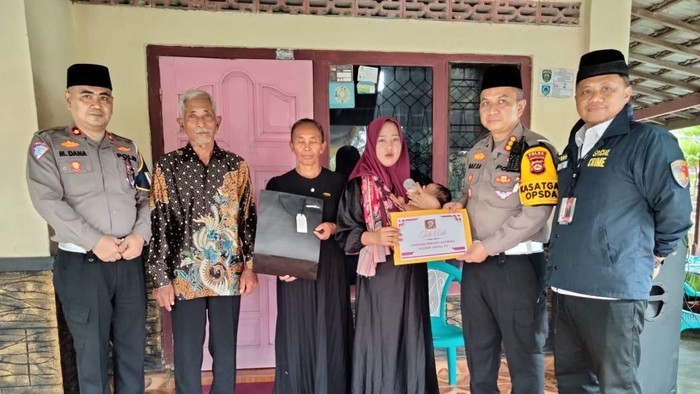 Alumni Akpol 98 memberikan bantuan kepada keluarga 3 polisi yang gugur ditembak oknum TNI saat membubarkan judi sabung ayam di Way Kanan.