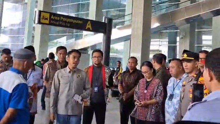Anggota Komisi V DPR Ismail Bachtiar melakukan sidak di Bandara Sultan Hasanuddin Makassar.