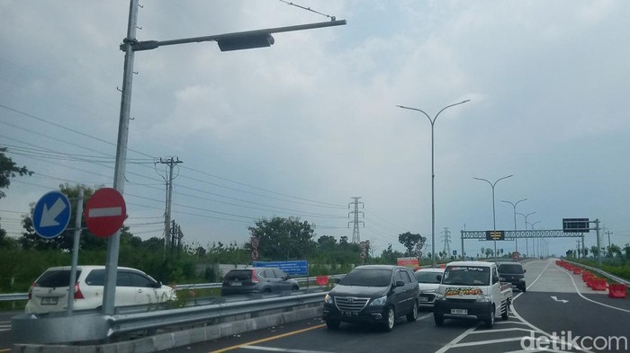 Antrean kendaraan di exit tol Polanharjo, Klaten, Kamis (27/3/2025).