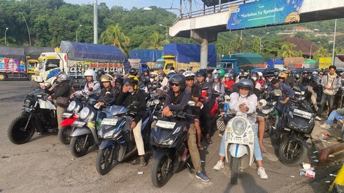 Antrean pemudik di Pelabuhan Padangbai, Kamis (27/3/2025). (I Wayan Selamat Juniasa/detikBali)