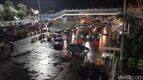 Arus lalu lintas orang keluar Bali melalui Pelabuhan Gilimanuk, Bali terpantau landai pada H-4 Lebaran 2025 pada Kamis (27/3/2025).