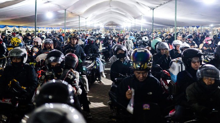 Pemudik sepeda motor antre saat menunggu kapal bersandar di Pelabuhan Pelindo Ciwandan, Kota Cilegon, Banten, Kamis (27/3/2025). Dirlantas Polda Banten memprediksi sebanyak 12 ribu pemudik sepeda motor akan melintasi Pelabuhan Pelindo Ciwandan pada Kamis (27/3) dini hari dan akan mencapai puncak pada Jumat (28/3) atau H-3 Lebaran 2025. ANTARA FOTO/Muhammad Bagus Khoirunas/foc.