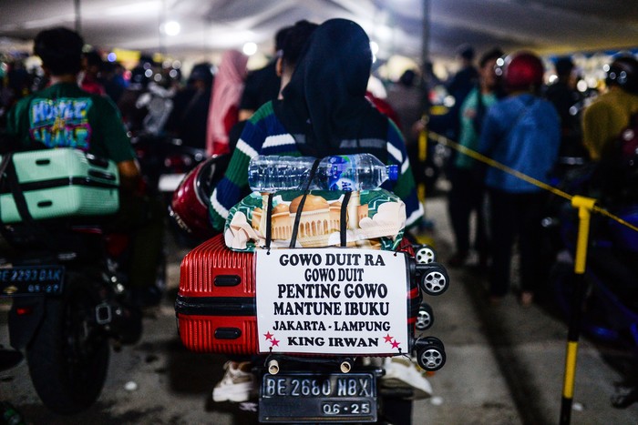 Pemudik sepeda motor antre saat menunggu kapal bersandar di Pelabuhan Pelindo Ciwandan, Kota Cilegon, Banten, Kamis (27/3/2025). Dirlantas Polda Banten memprediksi sebanyak 12 ribu pemudik sepeda motor akan melintasi Pelabuhan Pelindo Ciwandan pada Kamis (27/3) dini hari dan akan mencapai puncak pada Jumat (28/3) atau H-3 Lebaran 2025. ANTARA FOTO/Muhammad Bagus Khoirunas